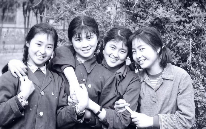 倪萍与同班同学迟蓬、牟卫红、赵娟娟合影，都是天然大美女！​​​