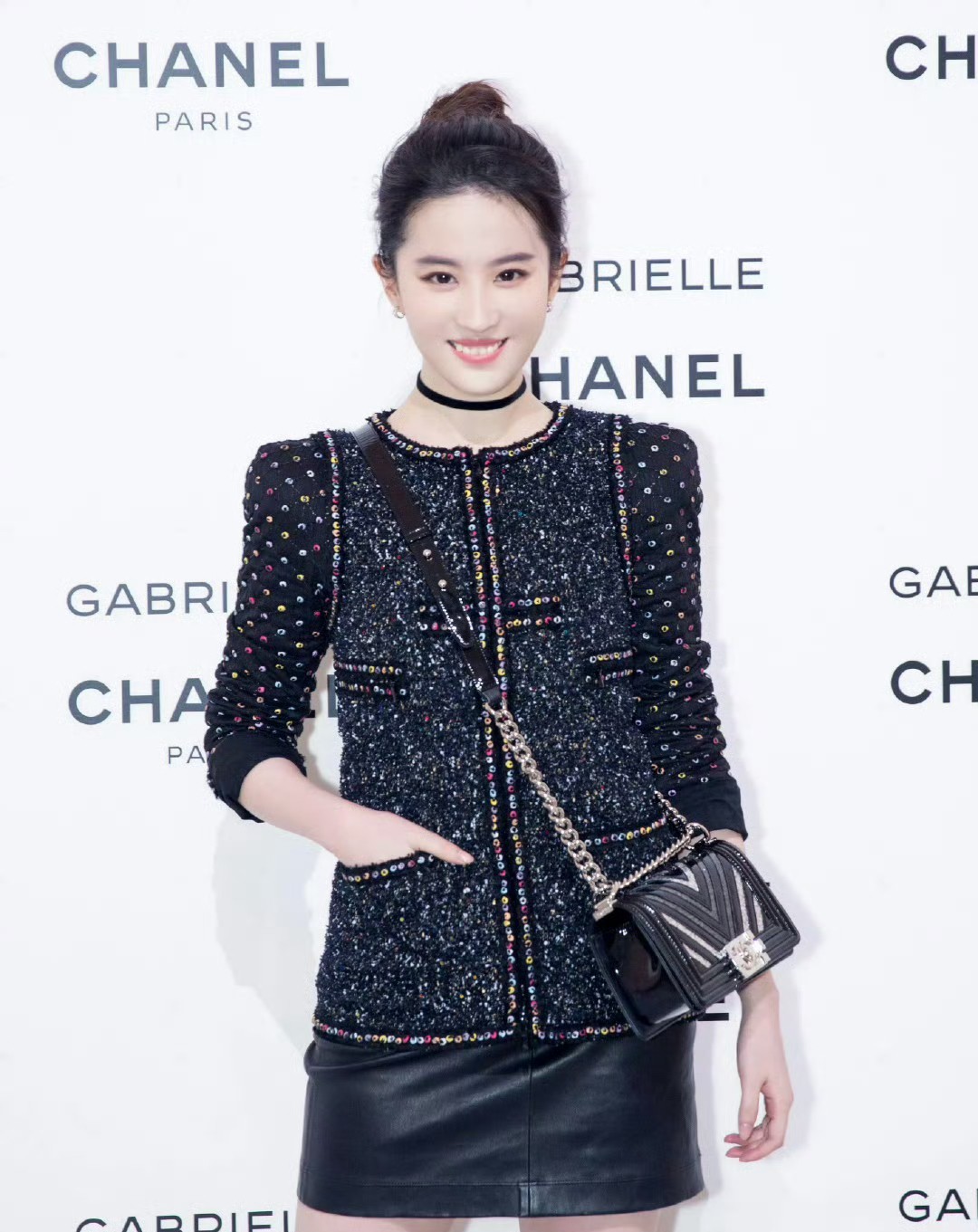 刘亦菲出席香奈儿的活动套装一览，香奈儿这么俗的衣服也被刘亦菲穿的贵气十足。