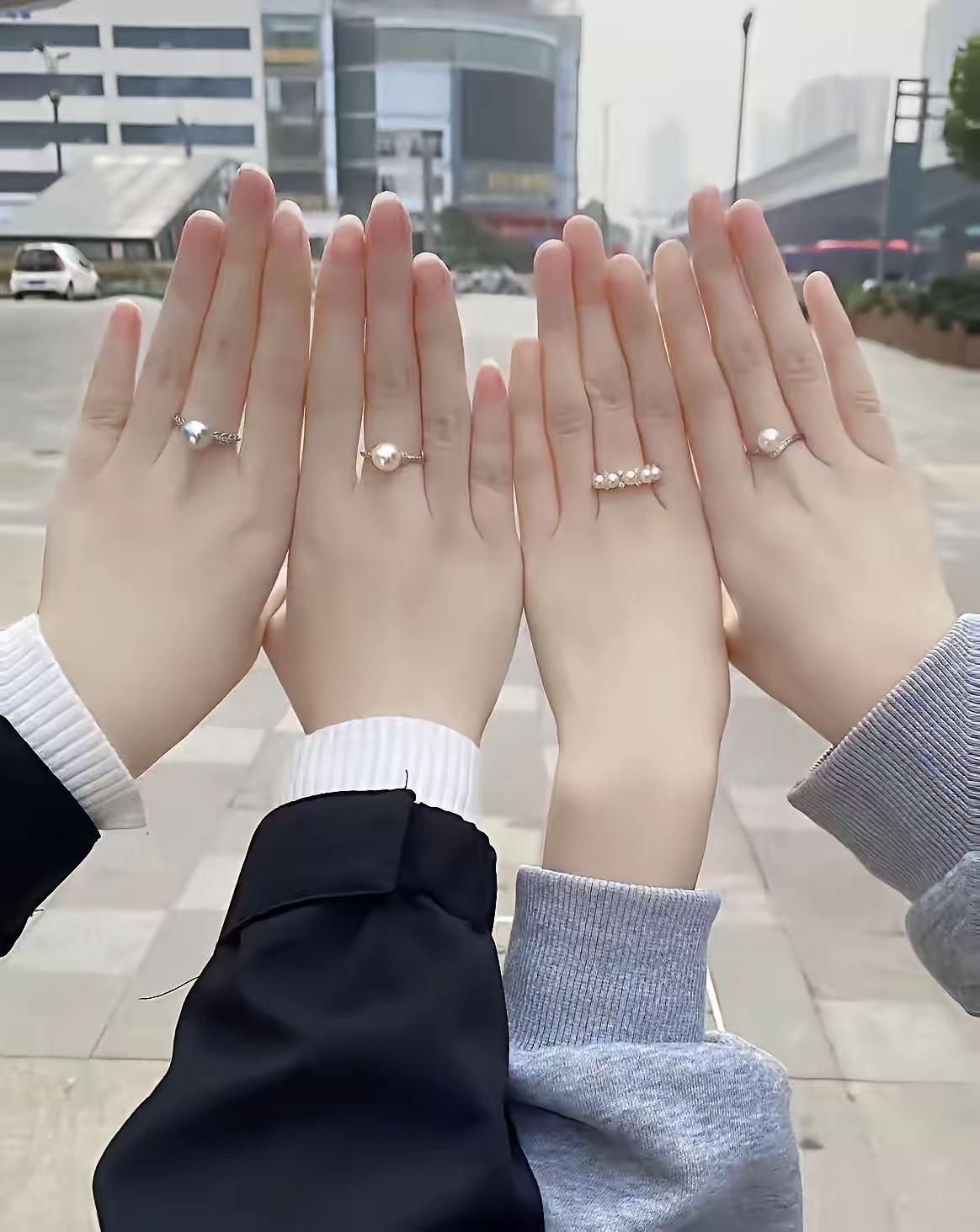 一对美女比手相，网友争的不可开交！好多人说右边美女手相好，聪慧且内分泌正常，能聚