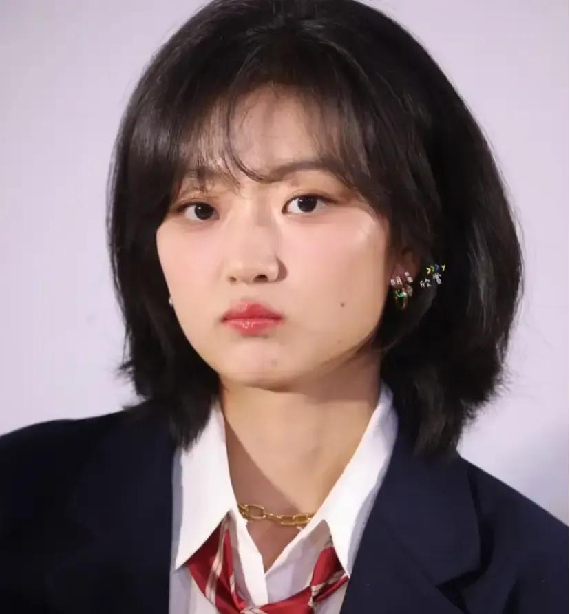 孙千说当年真想拿掉下颌角，医生都约好了，她妈一句“你疯了”把她按回现实。现在她