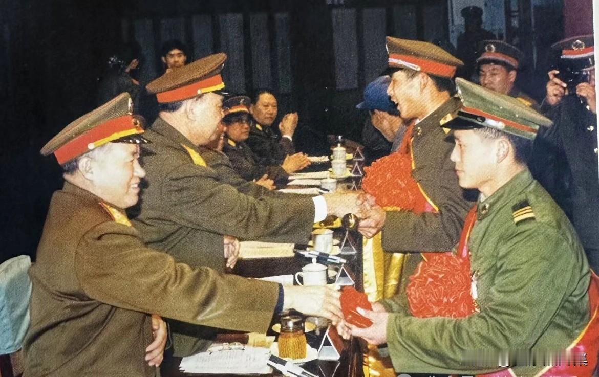 1994年2月，济南军区党委常委集体接见时代英雄先进集体，宋清渭（时任济南军区政