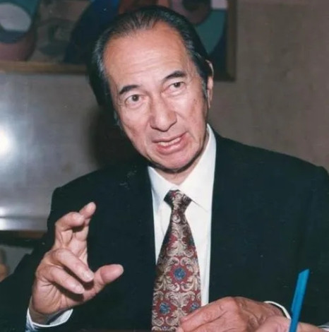 1992年，向华强向华胜兄弟二人，带上厚礼拜访赌王何鸿燊：“何叔叔，我们兄弟二人