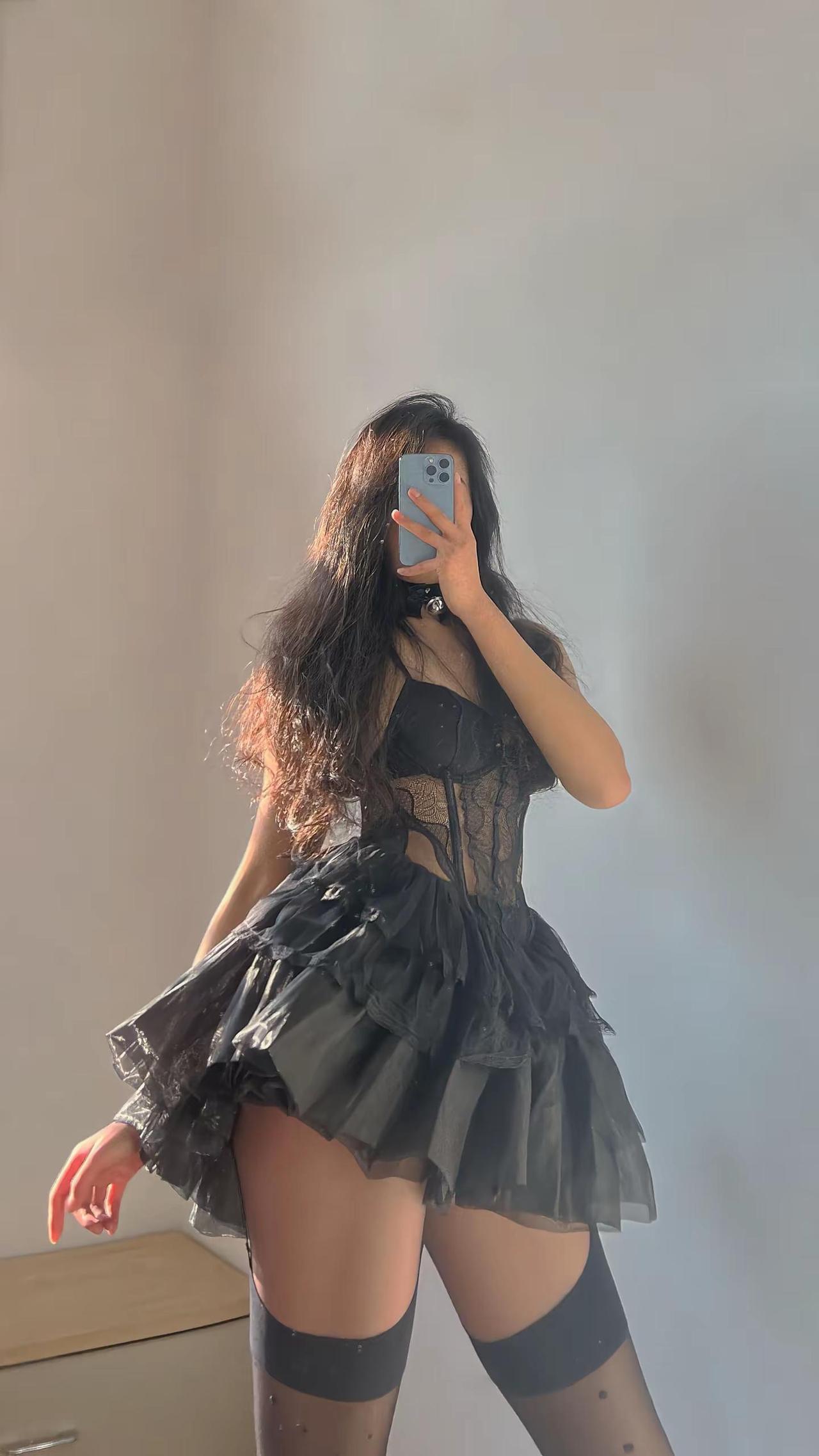 姨都50岁了，出现在你的是我不配了.辣妹穿搭大赏小黑裙