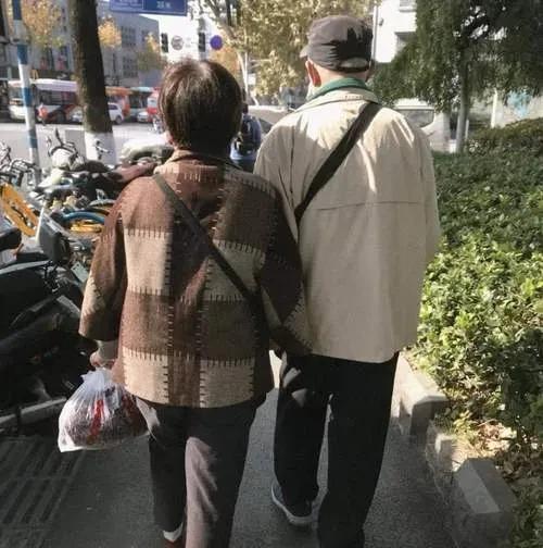 广东，一男子离婚后，与一女子同居，并一起开了家私人诊所，但两人一直没领证。20年