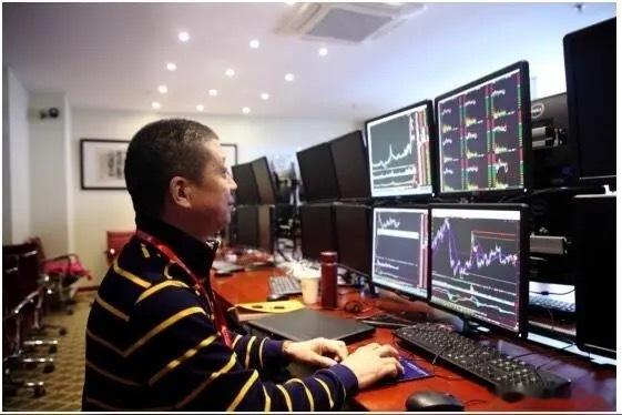 同事炒股有一套，挣了不少钱。去年5月份，他4.6元买的巨力索具，买了30000股