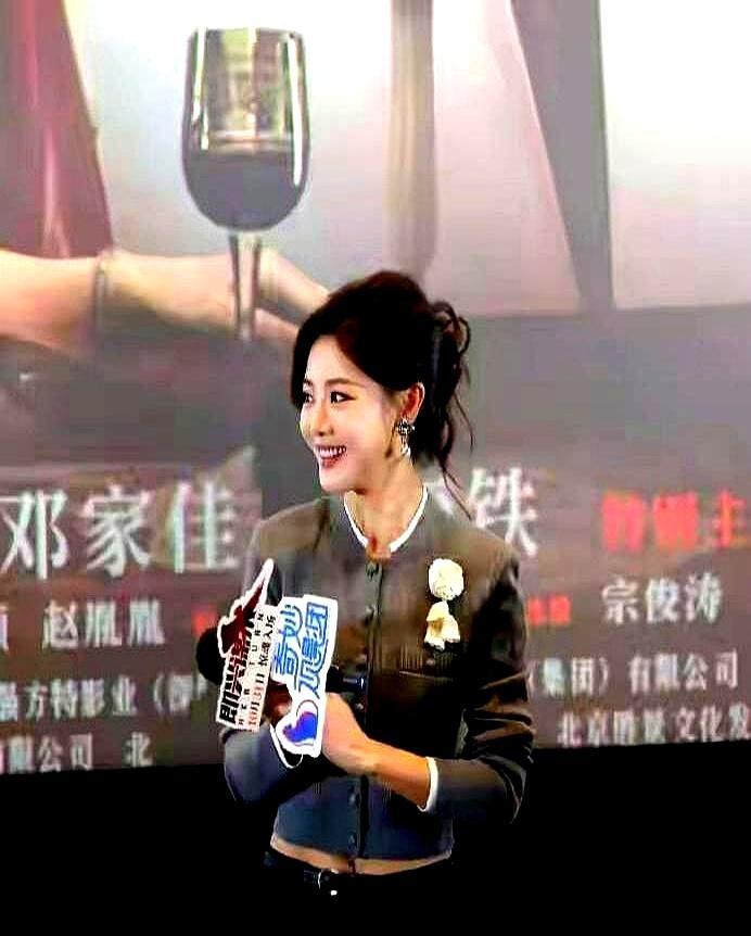 月薪三万女高管的破洞丝袜，值一万块。以前女性职场被要求精致无瑕疵。底