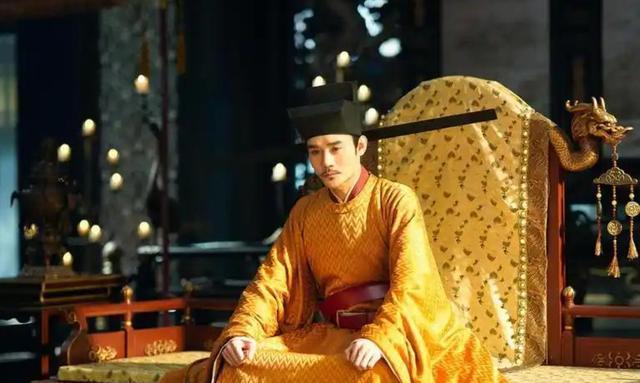 北宋开国七十年，政局渐稳而积弊暗生。当权贵们沉溺于歌舞升平，一个寒门孤儿，却以惊