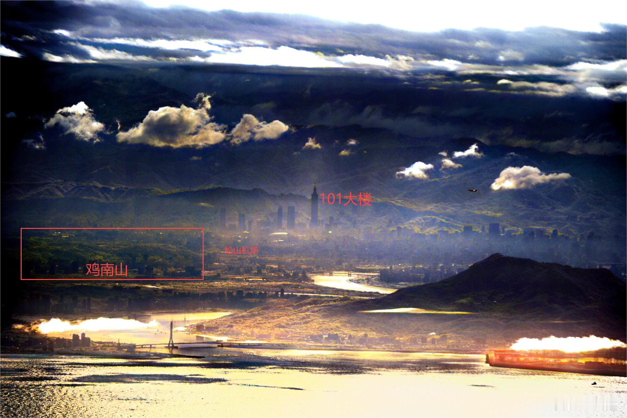 火箭军无人机拍的这张照片，大部分媒体都去看101大楼了，但其实画面左侧的鸡南山才
