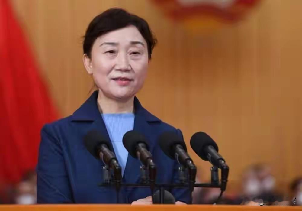 作工作报告时和在庭审现场的李微微。