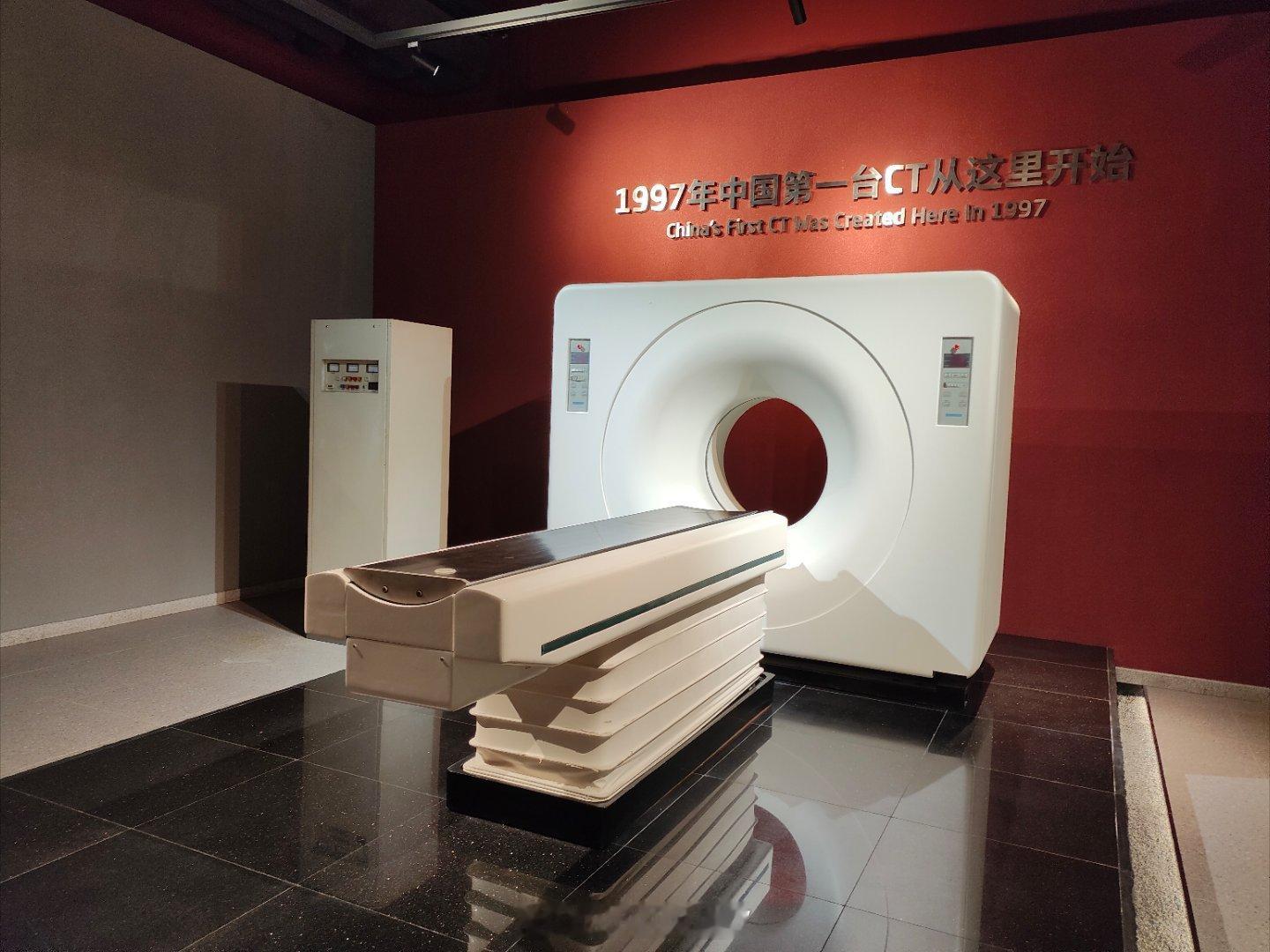 1971年，英国物理学家Hounsfield制造出了世界上第一台CT机，用于颅脑