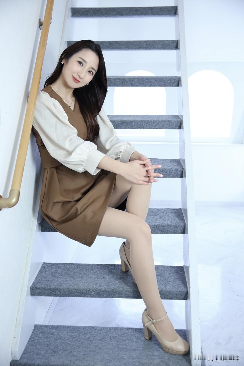 楼梯倚坐人如画，静看岁月流光华。怎么穿出成熟、气质感