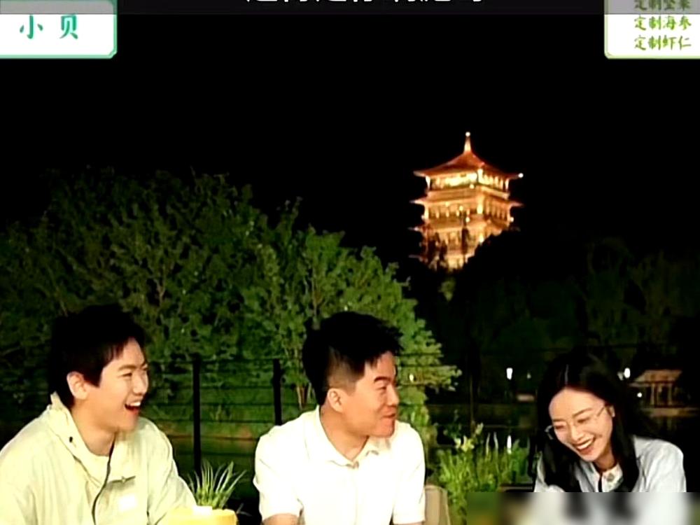董宇辉刚回西安就开炮，要把百万花园拔了种蒜，身边还站着一个陌生的姑娘。镜头前