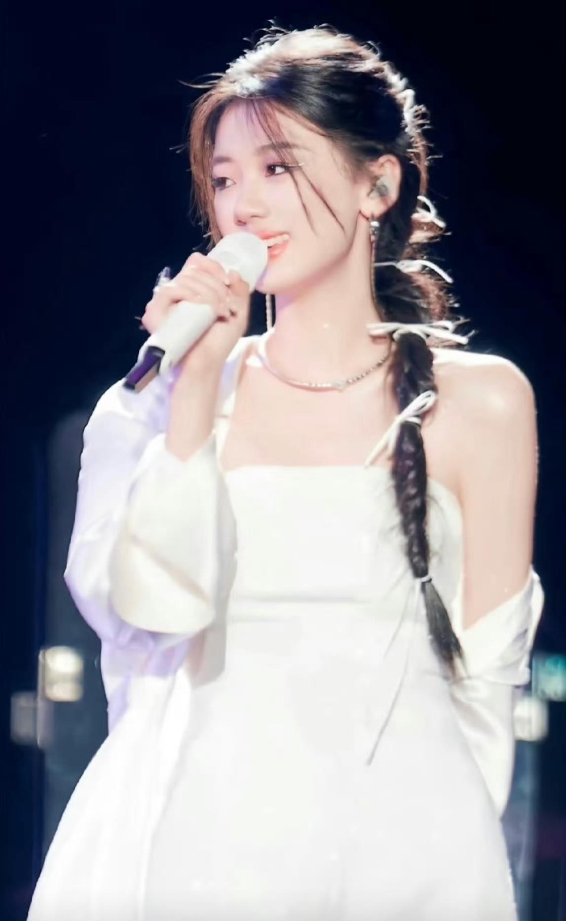 单依纯：喆哥，刚刚看你戴老花镜看歌词，还笑着说“我们这边有老头”，我差点哭出声，