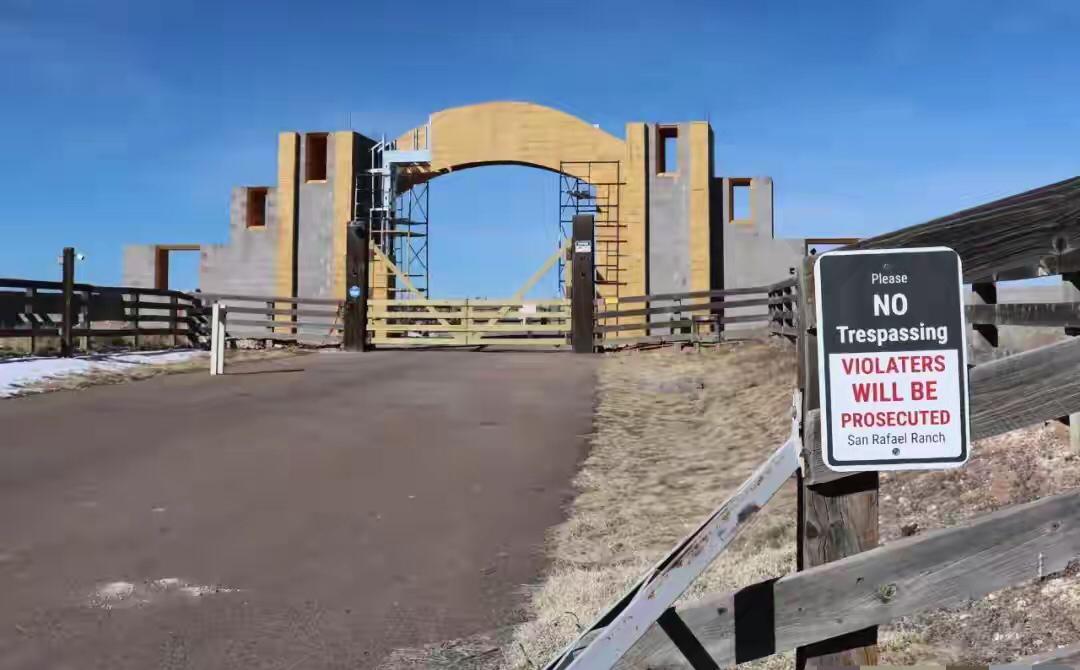 美国新墨西哥州搜查爱泼斯坦佐罗牧场，谷仓现疑似焚化设施与高温灼烧痕迹。3月9日，