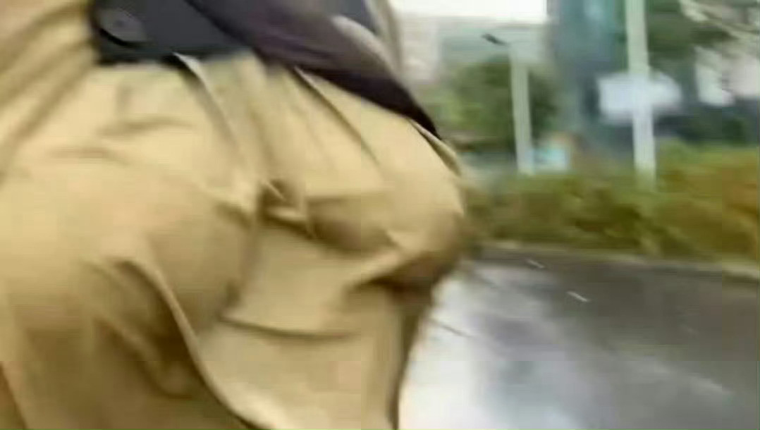 下雨天拿快递好尴尬​​​