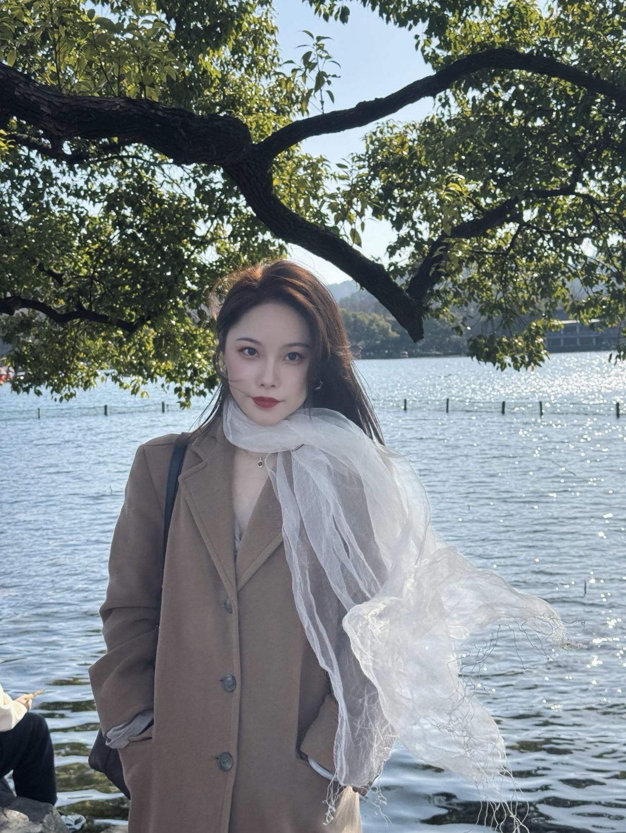 女人的美貌与气质，哪个更关键？美貌能吸引人一时，气质却能让人长久欣赏。美貌与气质