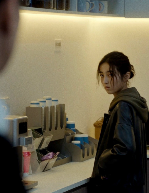 谁懂啊！《秋雪漫过的冬天》里周遇安的一句“明天见”，藏着对重逢的期待，瞬间戳中