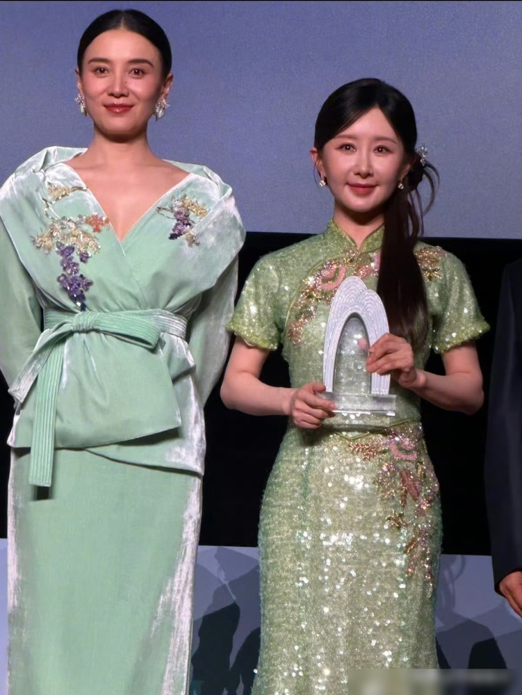 舒畅跟宋佳同框，脸肿得差点没认出来。评论区全在问：那个演董鄂妃的姑娘哪去了？38岁，没皱纹，但整张脸