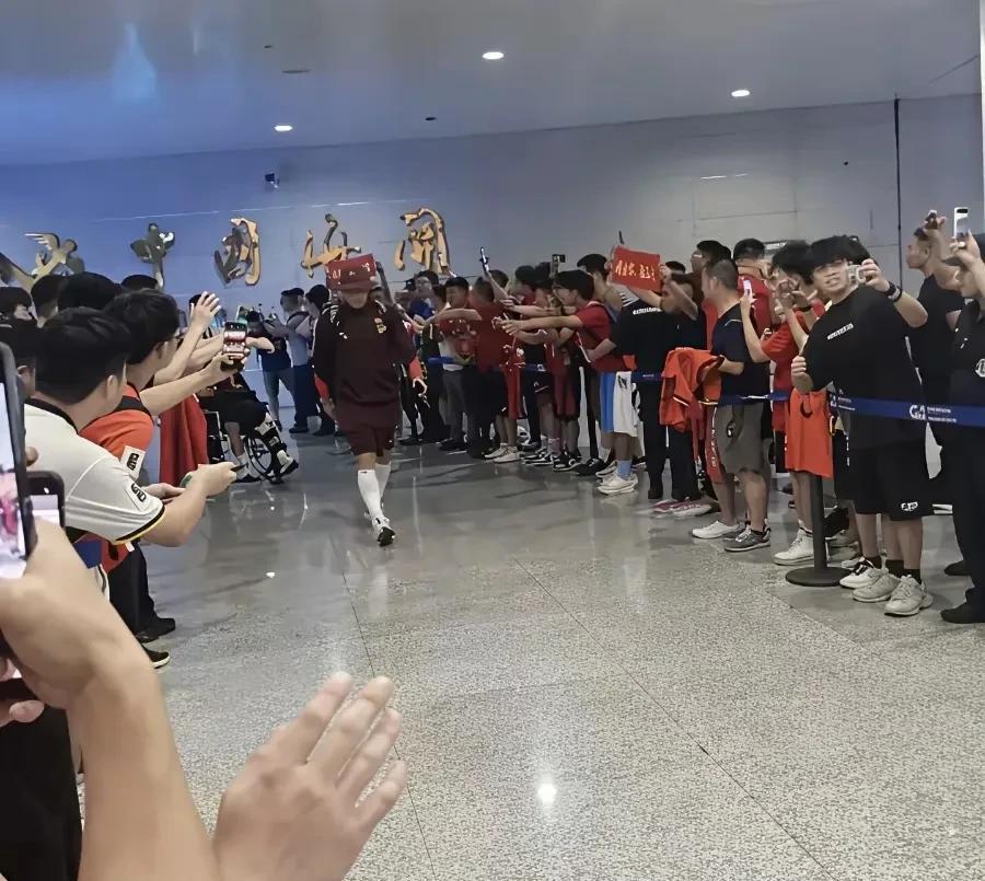 “中国男足”和“大锅卤菜”的背后绝对是同一个营销机构在操控!!!难道国足要为直