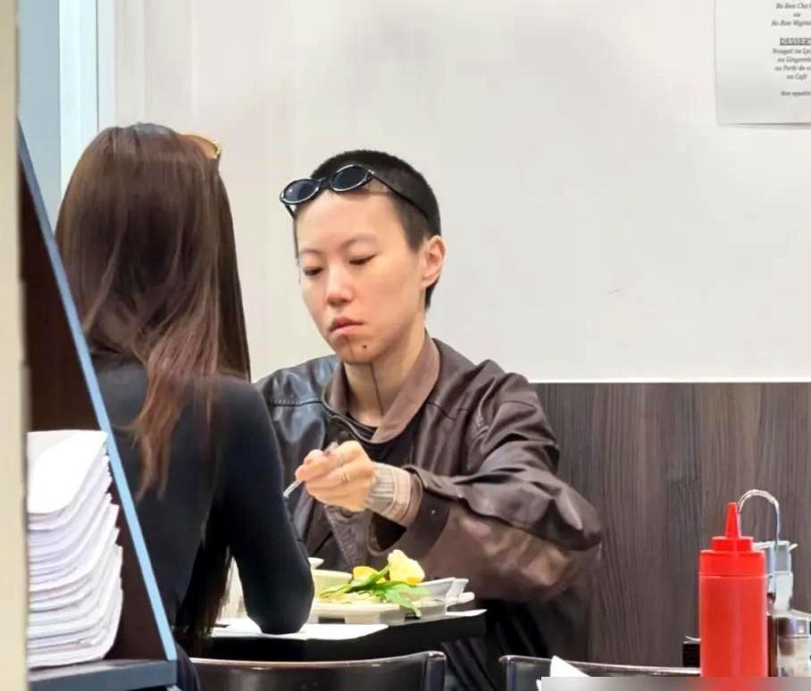 摄影师刚做出越界动作，王菲一把拽住宋妍霏的胳膊，扭头就走。没给现场留半点面子。台上的窦靖童还在唱歌，