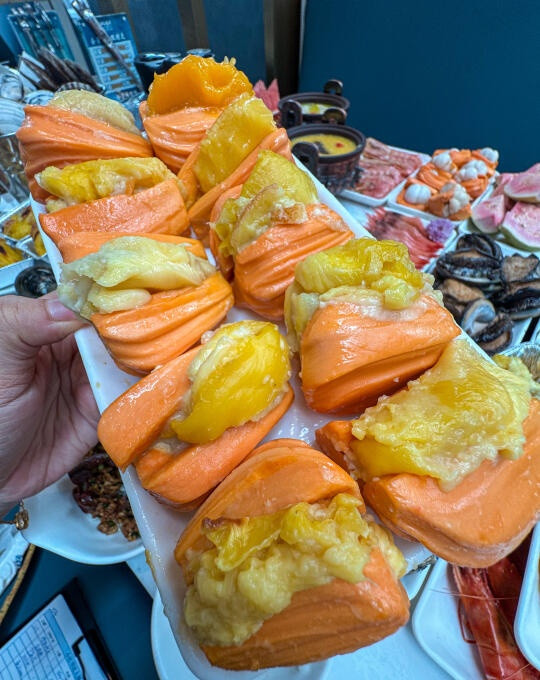 想知道这道美食的故乡在哪？名字是什么，太馋人了