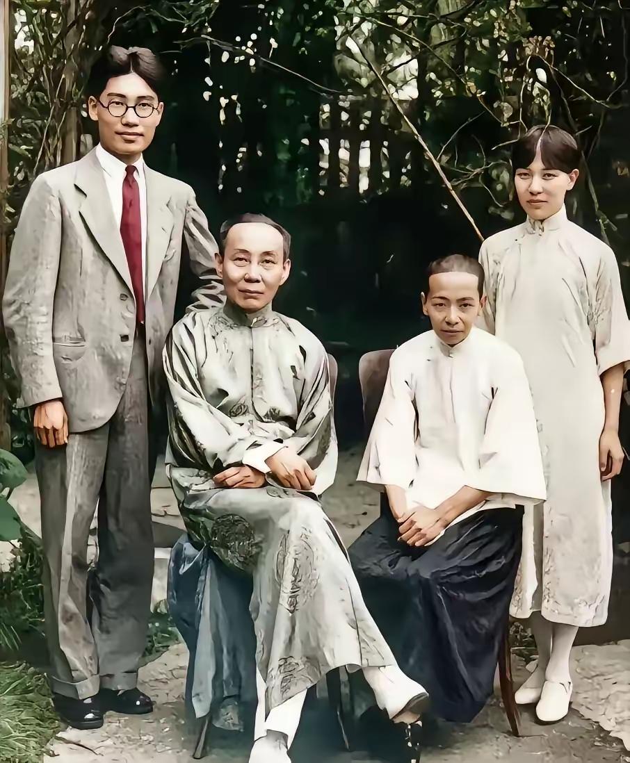 翻到这张1929年上海老宅拍的老照片，瞬间被戳中了。新婚才几个月的冰心和吴文藻