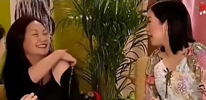 黄妈，我就服你只见节目里的你，大方的掀开衣服一角，露出后背，骄傲的展示自
