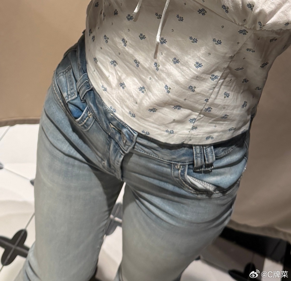 我这辈子不会穿牛仔裤因为我特别梨形完全是壮硕这已经是我找到的最显瘦的角度了
