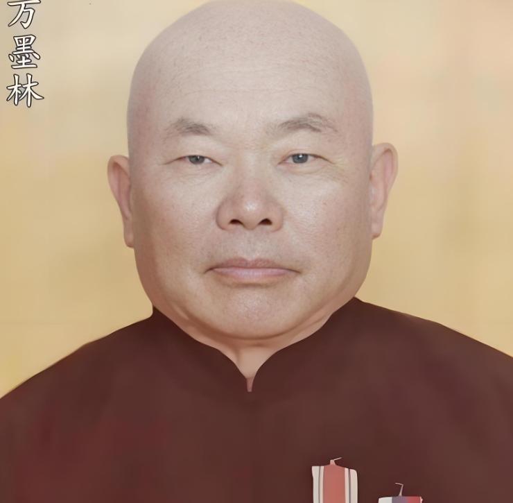 1940年12月21日傍晚，上海大马路金门大酒店门前灯火通明，美国兵在门口站岗，