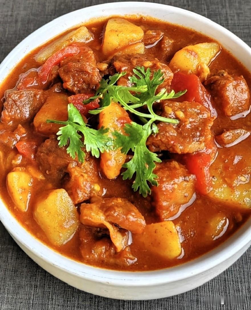 姊妹们，谁懂啊！今天的快乐是家常菜给的！下班回家钻进厨房，炒个酸辣土豆丝、