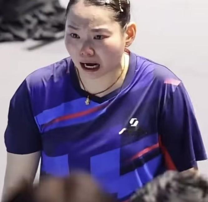 何卓佳那么好脾气的姑娘都气哭了，真是太委屈了！2号桌没鹰眼，赛点直接判给对手，