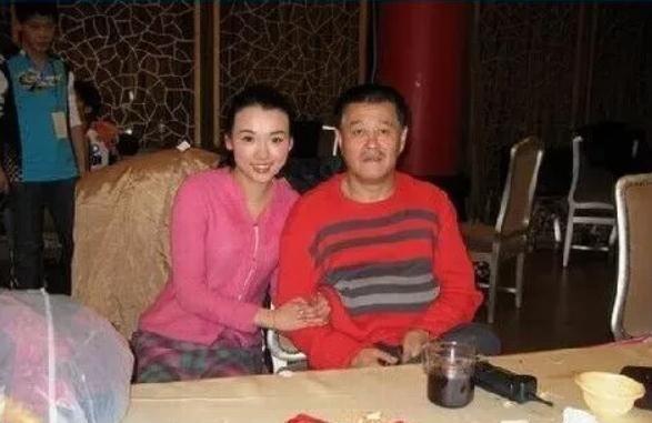 2003年，赵本山去辽宁抚顺参加活动，发现一位身材高挑，相貌惊艳的礼仪小姐，她的