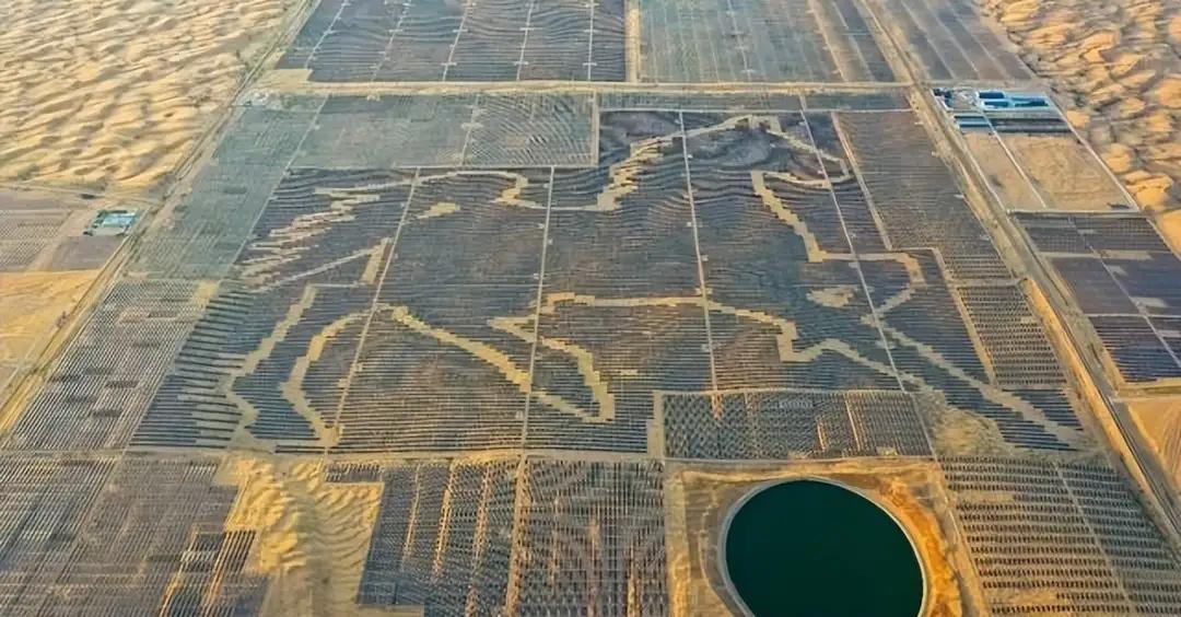 美国卫星发现，中国花115亿在沙漠里铺满光伏板，结果震惊了投资约115亿元的