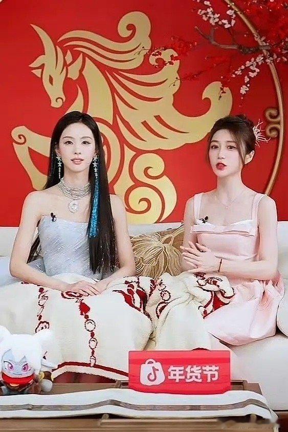 天她咋变成这样了嘟嘟好善良，还给主持人让妆