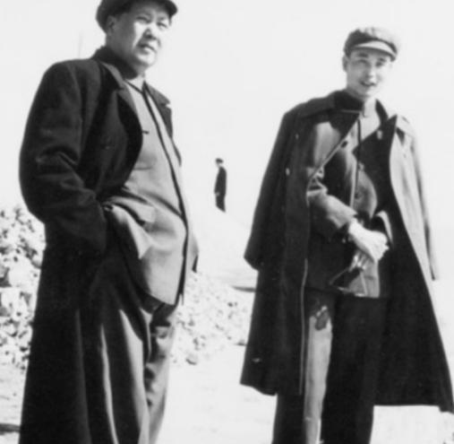 1955年，毛主席在西湖工作视察的时候看到一排排的墓地，突然面色沉重，下今要把西