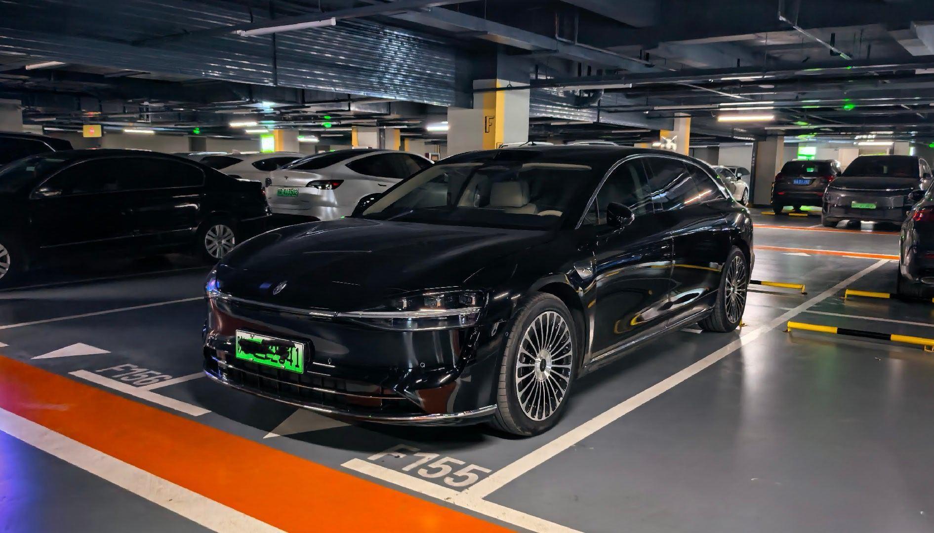 今天见到了一辆黑色没加黑耀套件的享界S9T，不加黑耀套件，其实也挺好看的，一些亮