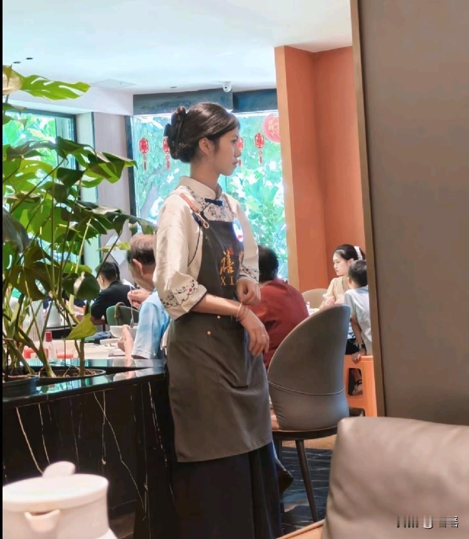 这么清纯的女孩子，上这个班可惜了