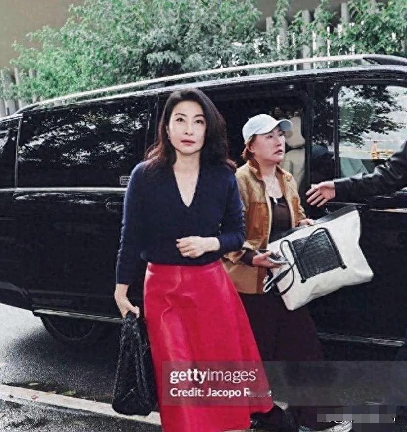 郭晶晶真是奇了！你说她是精心打扮吧？全身上下没一件珠宝，脖子，手指，耳朵，能