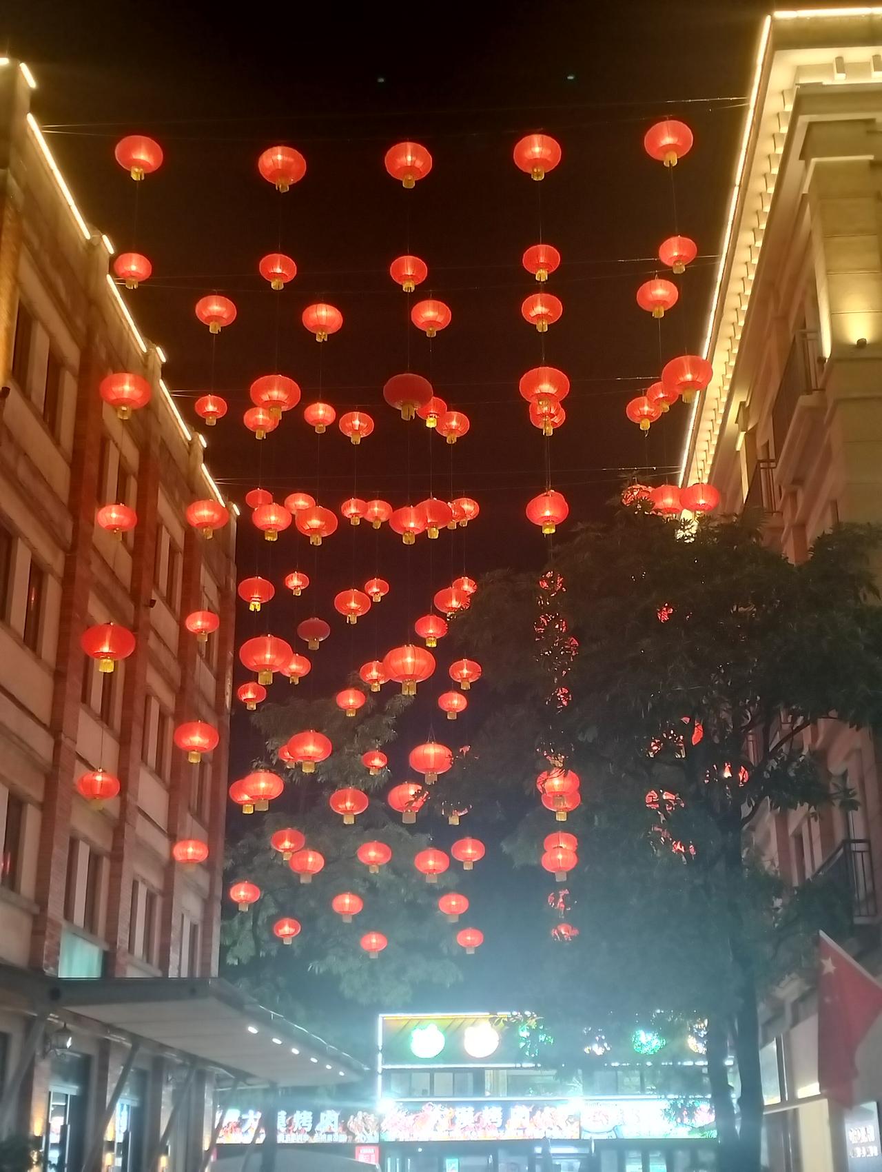 婚恋专家说：“现在大家不乐意结婚，原因很简单，男的不缺性，女的不缺钱，结婚能给