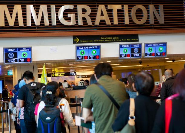 重磅！超100万印度人将失去在加拿大合法身份，却还赖着不肯走！网友狂赶人：当个游