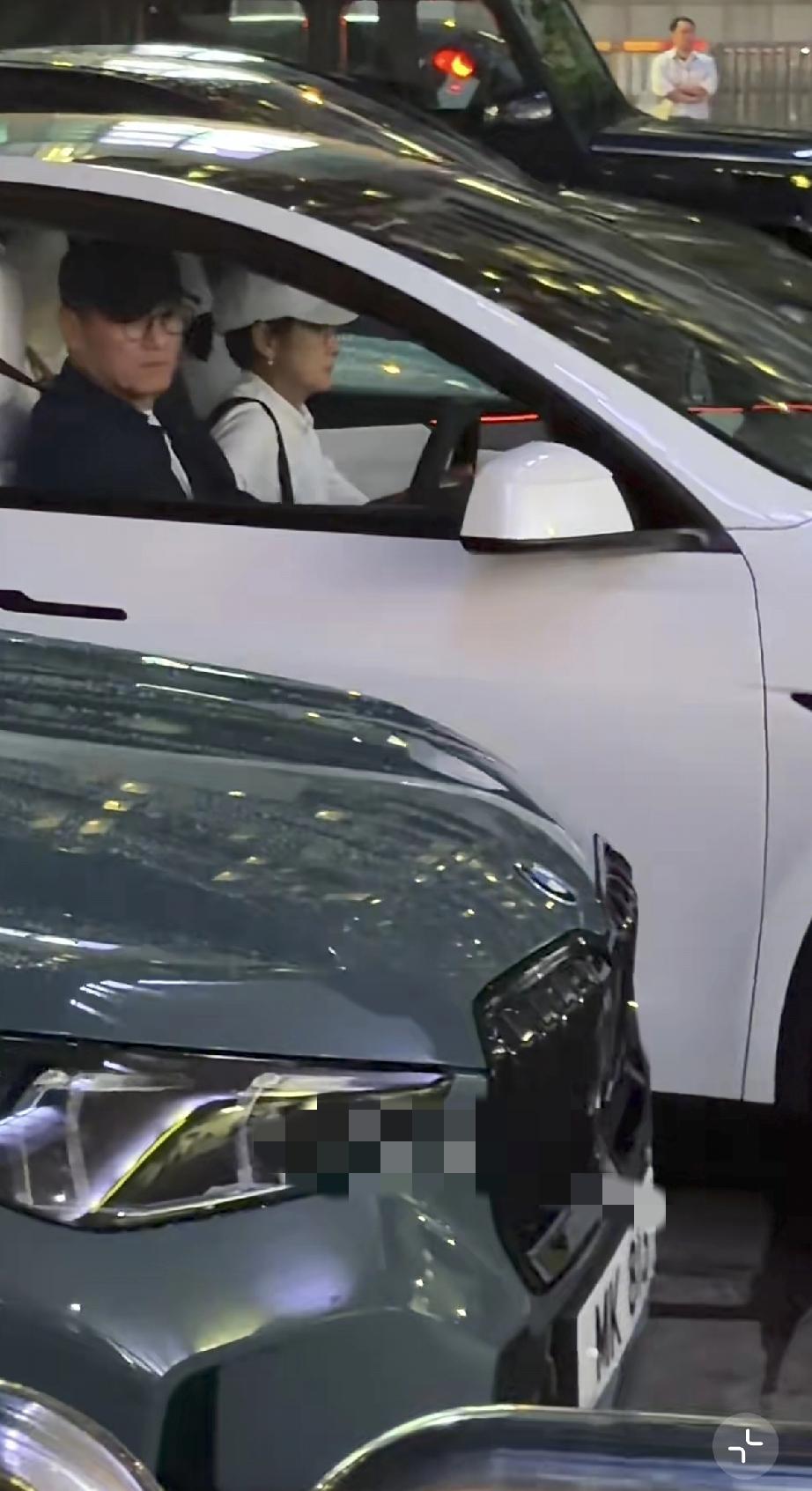 4月29日，苗侨伟开特斯拉带妻子戚美珍去看草蜢的红馆演唱会，苗侨伟开车的姿势好帅