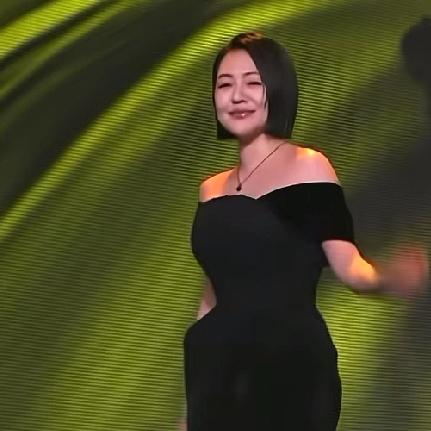 不管小S此刻有没有表演的成分，她的内心有一点却是真实的。那就是此时此刻，台下