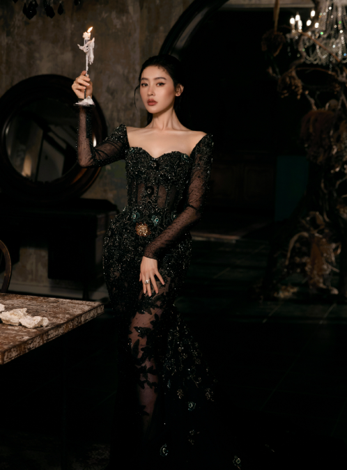 暗色礼裙缀以星辰，于光影间诠释柔美与力量