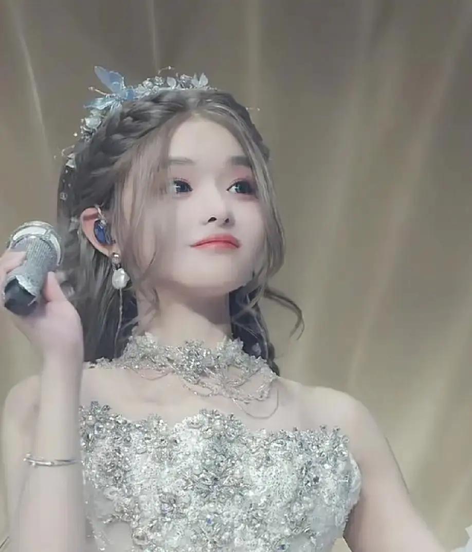 黄霄云剪了个齐刘海短发，冷白灯光一怼脸，弹幕齐刷刷飘过“张韶涵分韶”我来回拉了三