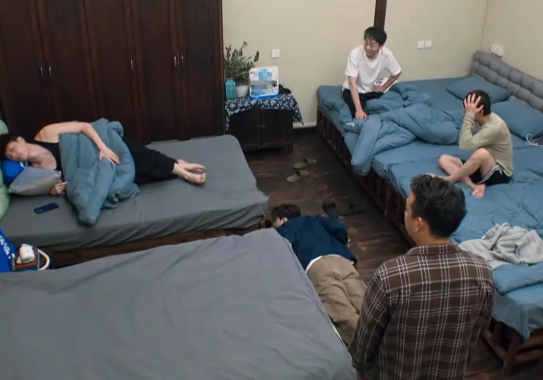 黄磊挥泪告别《向往的生活》，何炅陪伴在侧，张艺兴四人鞠躬致敬，不管如何这一个节目