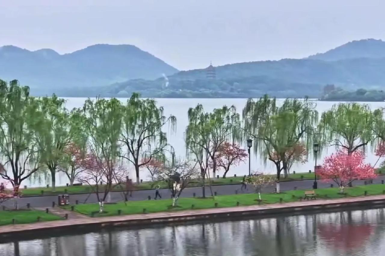 凡事发生皆有利于我，一定要把这句话记在心里，给自己一个心理暗示，因为任何事情都有