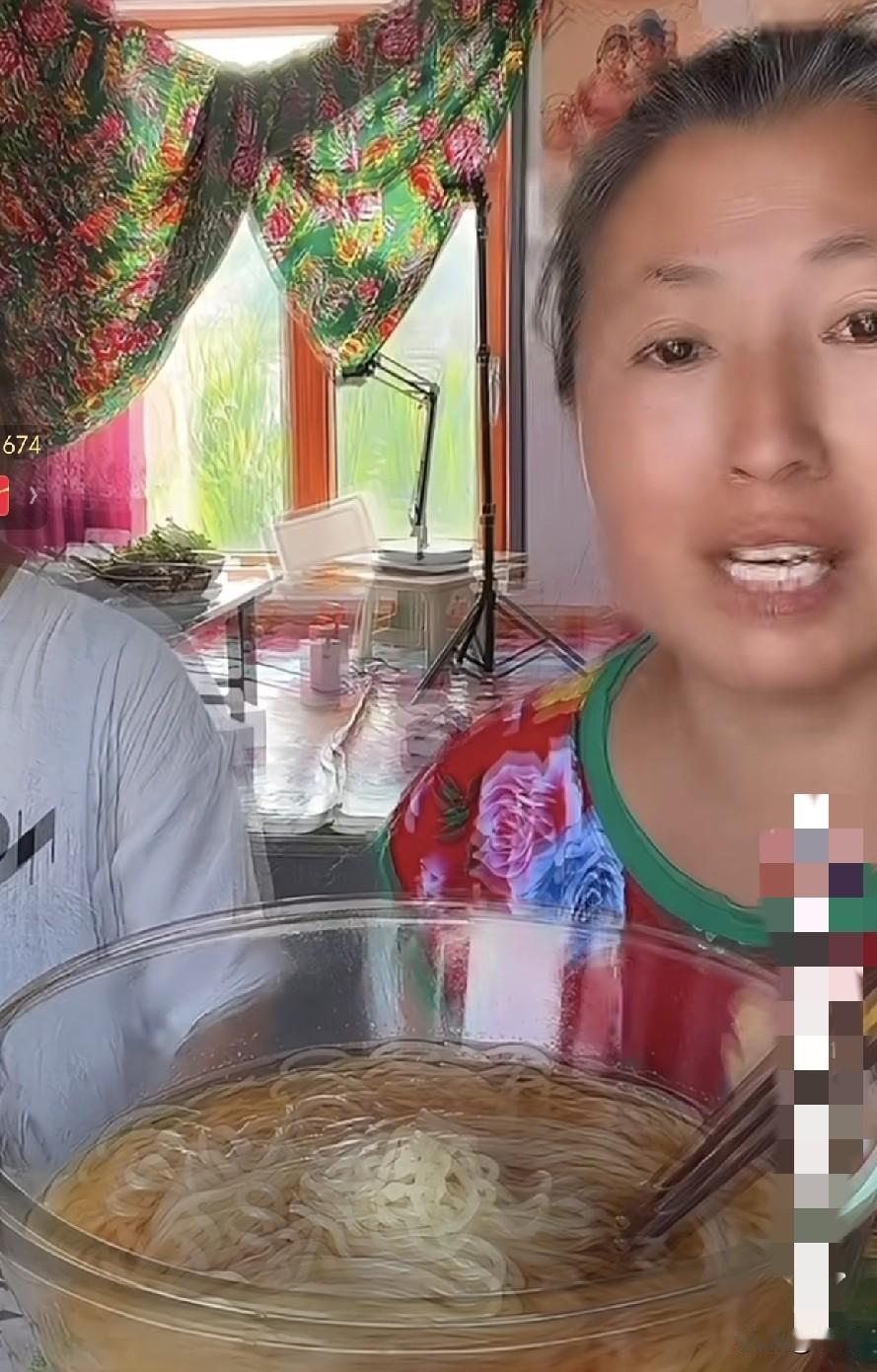 一定一定不要二婚，离了就不要再婚了。刚刷到沈阳小网红兰兰正在和她二姐直播。原