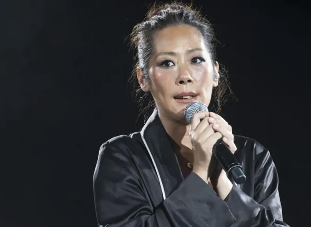2002年关淑怡未婚生下儿子关浚贤，当时舆论一片哗然，有传孩子的生父是曾志伟，但
