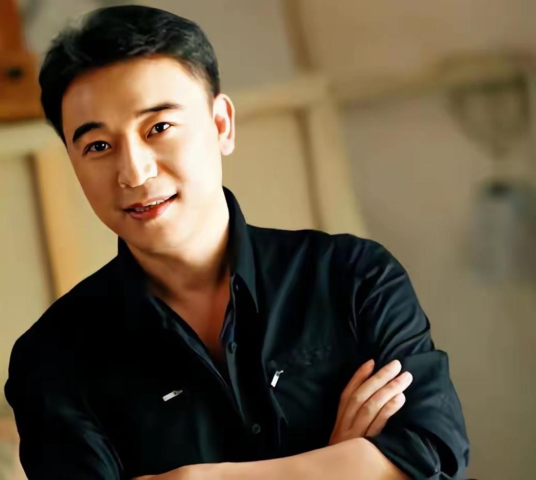 追剧《沉默的荣耀》有两个感觉。一是张临曦饰演的毛人凤总是笑嘻嘻的