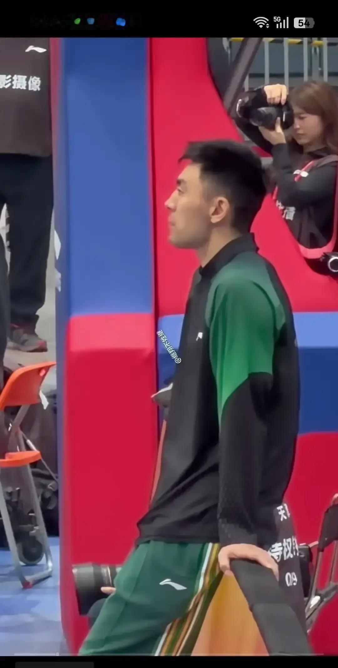 揭幕战刚打完，辽宁就把老将李晓旭按成“助教+替补”，明摆着告诉新人：别等，机会现